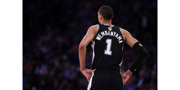 Useat loistavat NBA-pelaajat päättivät tänä kesänä tehdä palkkaleikkauksia sopimustensa uusimisen yhteydessä Useat loistavat NBA-pelaajat päättivät tänä kesänä tehdä palkkaleikkauksia sopimustensa uusimisen yhteydessä